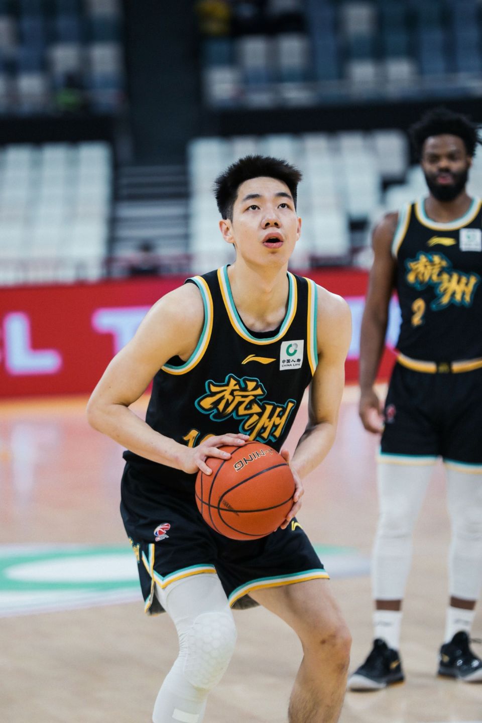 山东队力克上海队，王哲林刷新纪录